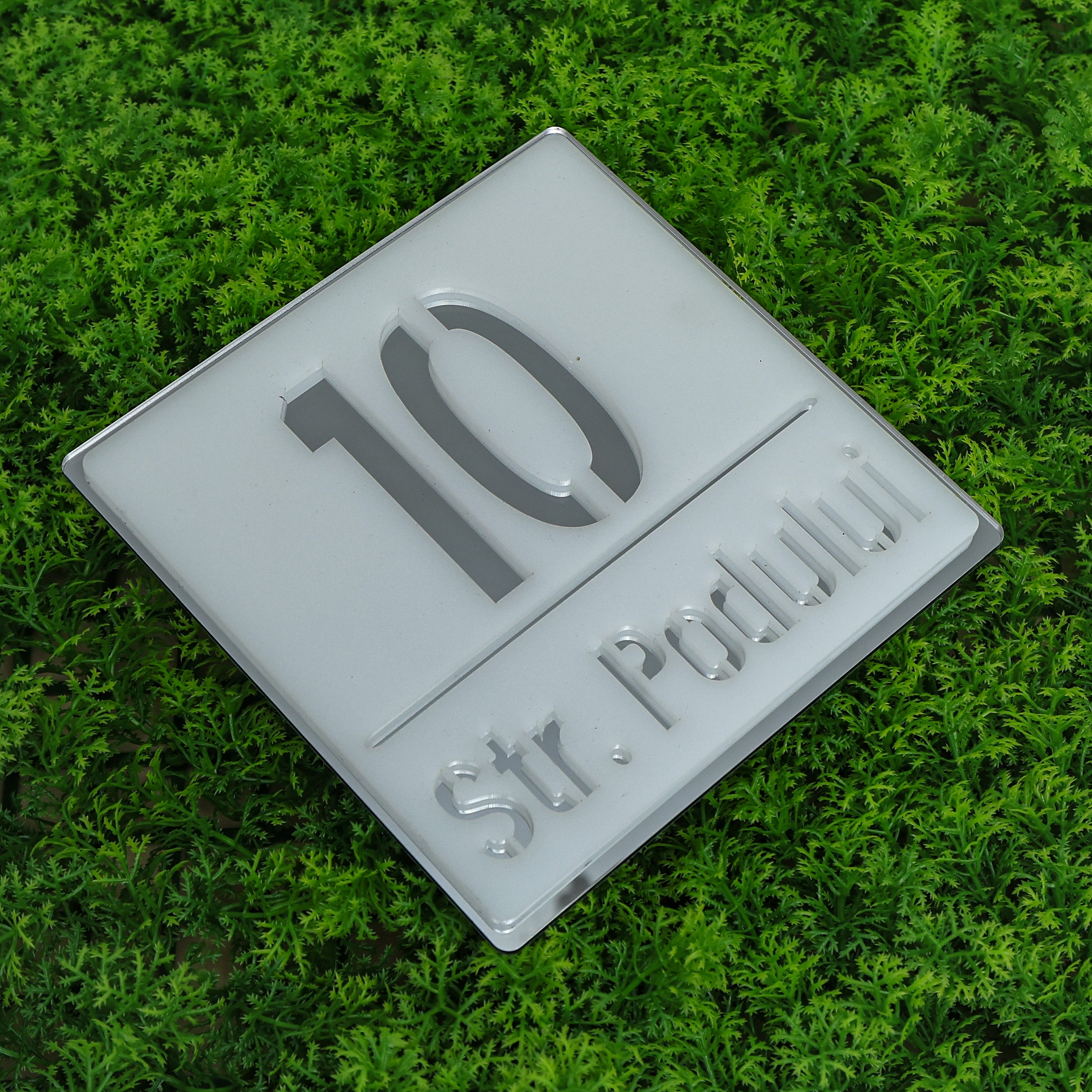 Număr de casă basic alb satinat - argintiu oglindă