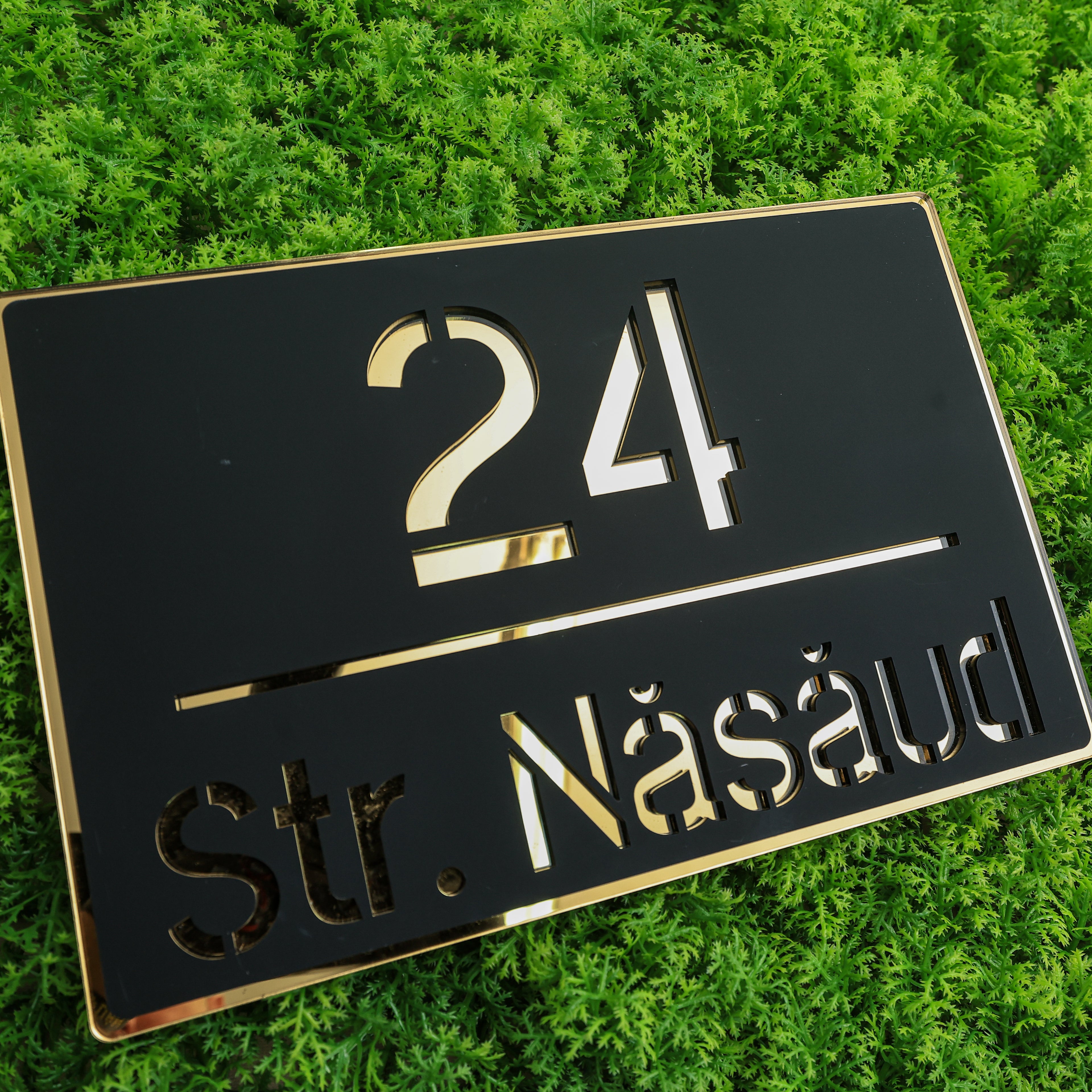 Număr de casă premium negru satinat - auriu oglindă